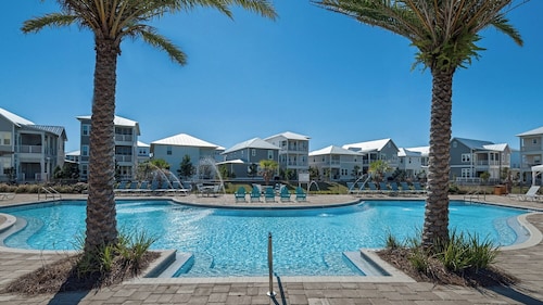 Modern Comfort + Resort Style Pool: Perfect Prominence Location for 10