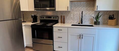 Køleskab, mikrobølgeovn, ovn, kogeplade