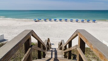 Una playa cerca