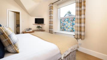 Comfort Double Room, 1 King Bed, Non Smoking, Private Bathroom | 1 bedroom, hypo-allergenic bedding, desk, laptop workspace
