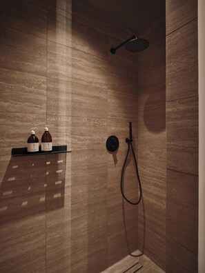 Shower, rainfall showerhead, free toiletries, hair dryer - Casa Cook Madonna - Adults Only (Pinzolo)