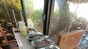 Eine Speisenbuffet-Auslage mit verschiedenen Gerichten, darunter Fleisch und Obst, in einem Restaurant.