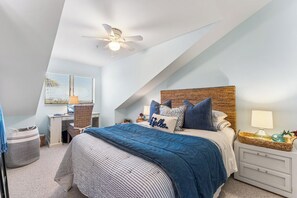 3 bedrooms, desk, iron/ironing board, travel cot - Casita Salida del Sol-North Captiva Island Waterfront townhouse w/dockage (Captiva)