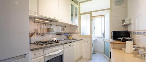 Frigorífico, microondas, horno y placa de cocina