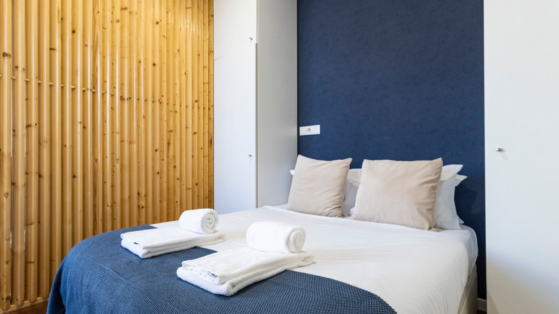 Een strijkplank/strijkijzer, gratis wifi, beddengoed