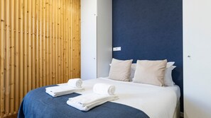 Tabla de planchar con plancha, wifi gratis y ropa de cama 