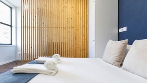 Tabla de planchar con plancha, wifi gratis y ropa de cama 