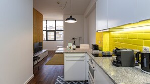 Kühlschrank, Mikrowelle, Ofen, Herdplatte