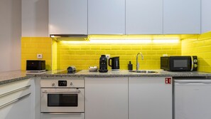 Réfrigérateur, four à micro-ondes, un four, surface de cuisson