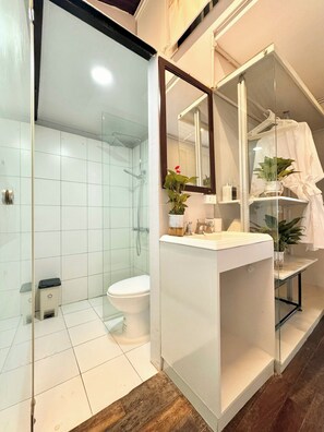 Habitación urbana, vista a la ciudad | Baño | Regadera, regadera con hidromasaje, secadora de cabello, pantuflas