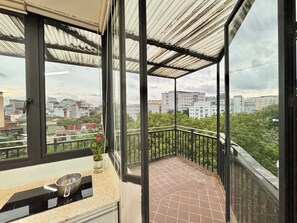 Habitación urbana, vista a la ciudad | Vista del balcón