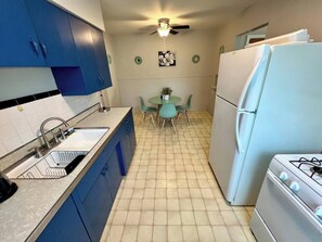 Fridge, microwave, oven, stovetop - Cincy Furnished Stays Joyful King 1 Bed Apartment (Cincinnati)