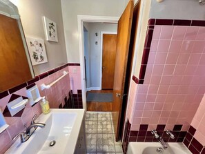 Shower, hair dryer - Cincy Furnished Stays Just Peachy King Apartment 4 (Cincinnati)