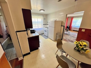 Interior - Cincy Furnished Stays Just Peachy King Apartment 4 (Cincinnati)