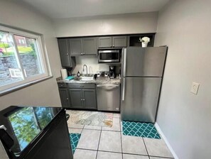 Køleskab, mikrobølgeovn, ovn, kogeplade