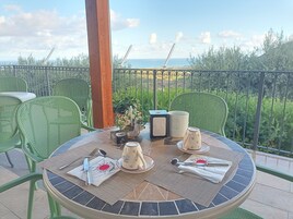 Desayuno buffet diario (EUR 10 por persona)