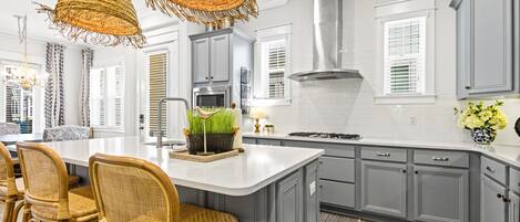 Casa, varias camas, patio, vista al jardín (Thinking of the Sea) | Cocina privada | Cafetera y tetera