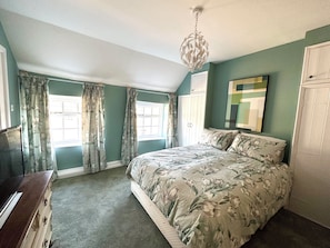 5 bedrooms, iron/ironing board, WiFi, bed sheets