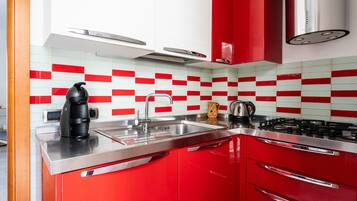 Kylskåp, mikrovågsugn, spishäll och diskmaskin