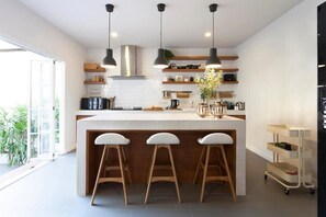 Kjøleskap, mikrobølgeovn, kokeplater og kaffetrakter/tekoker