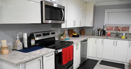 The Urban Oasis: Pet-friendly, Full Kitchen, Pool, Office Space!