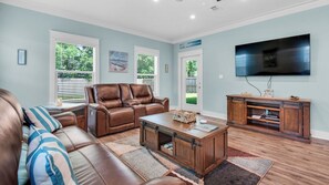 Casa, varias camas, patio, vista al jardín (Boat & Beach) | Área de sala de estar | Televisión de pantalla plana de 42 pulgadas con canales digitales