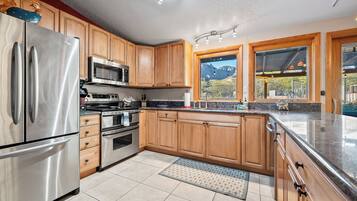 Kjøleskap, mikrobølgeovn, ovn og kokeplater