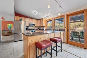 ثلاجة، ميكروويف، فرن، موقد طهي مسطح