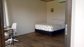Couette en duvet, coffre-fort, bureau