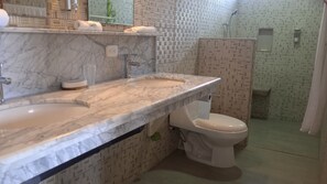 Dusche, Regendusche, Handtücher, Toilettenpapier