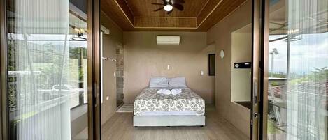 Edredons de pluma, cofres nos quartos, escrivaninha