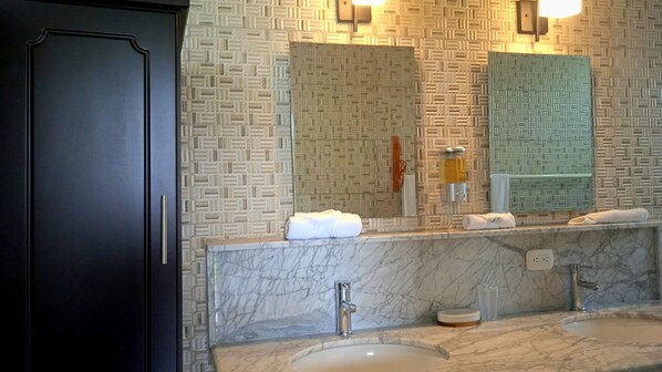 Dusche, Regendusche, Handtücher, Toilettenpapier