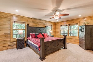 4 bedrooms, iron/ironing board, WiFi, bed sheets - Rogers Cabin on 17 Acres w/ Wraparound Deck! (Rogers)