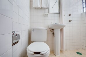 Habitació doble econòmica | Bany | Banyera, tovalloles i paper higiènic 