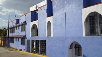 Vista frontal de la propiedad