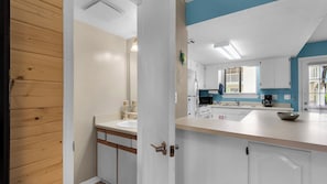 Casa geminada, várias camas, varanda, vista para o jardim (Sea Haven) | Cozinha privada | Cafeteira/chaleira, mesas de jantar