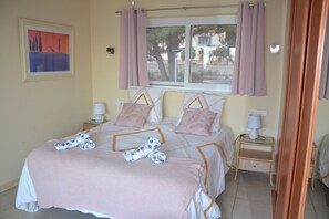 4 bedrooms, iron/ironing board, WiFi, bed sheets - Belle Maison sur les Hauteurs de Calp, vue Mer;montagne, Piscine, Grand Confort (Calp)