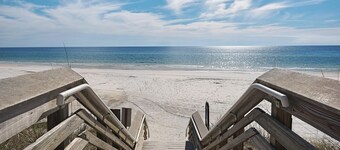 Pool + Tennis & Nature Trails & 6 Minutes to Beach