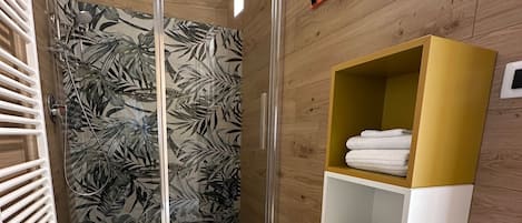 Articles de toilette écologiques, séchoir à cheveux, serviettes fournies