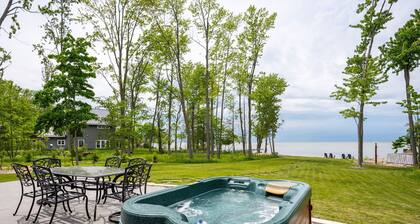 Lakefront Paradise: Hot Tub, Kayaks & Family Fun!