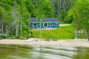 Exterior - Lakefront Escape • New Hot Tub • Kayaks + Dogs! (Brussels)
