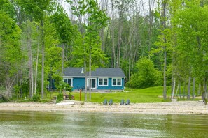 Exterior - Lakefront Escape • New Hot Tub • Kayaks + Dogs! (Brussels)