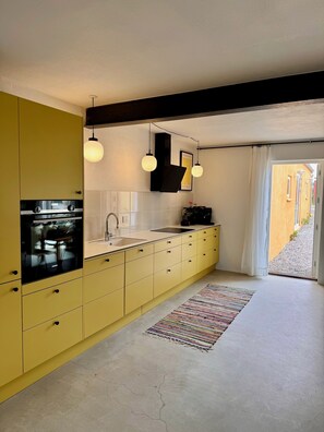 Kjøleskap, mikrobølgeovn, ovn og kokeplater