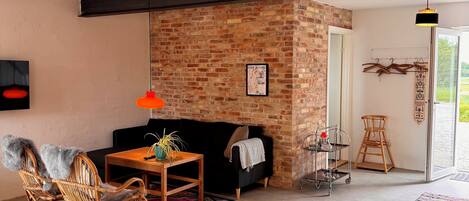 Smart TV, ping pong, books, stereo