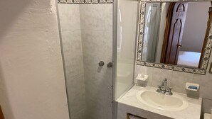 Kamar Double Klasik | Kamar mandi | Shower, pancuran hujan, pengering rambut, dan handuk