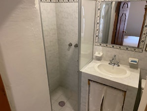 經典雙人房 | 浴室 | 淋浴設備、淋浴花灑、吹風機、毛巾