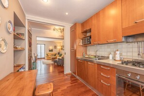 Kühlschrank, Mikrowelle, Ofen, Geschirrspüler