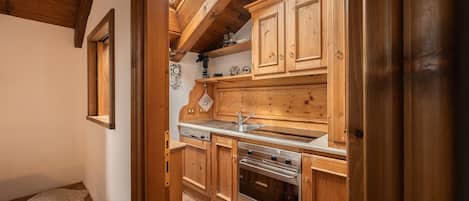 Kühlschrank, Ofen, Geschirrspüler, Wasserkocher mit Kaffee-/Teezubehör
