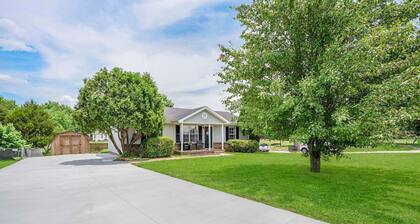 Charming House Close to Fort Campbell and Casino