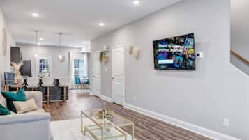 House | 2 bedrooms, desk
